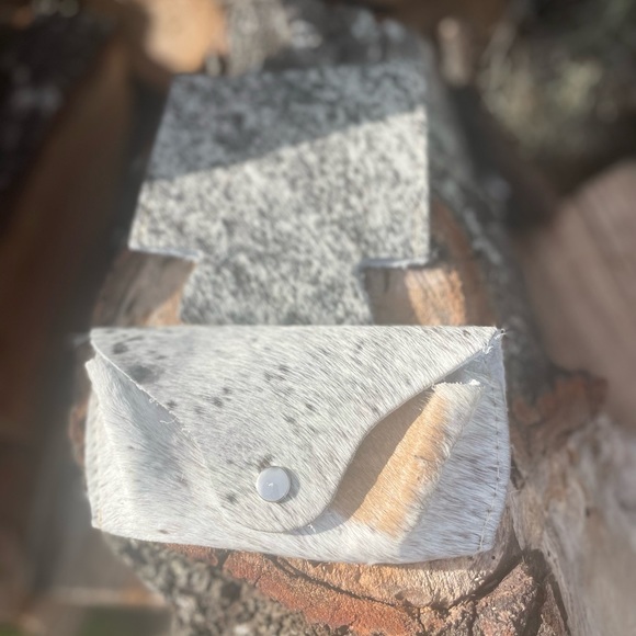 Cowhide bag and accessories - Picture 3 of 3